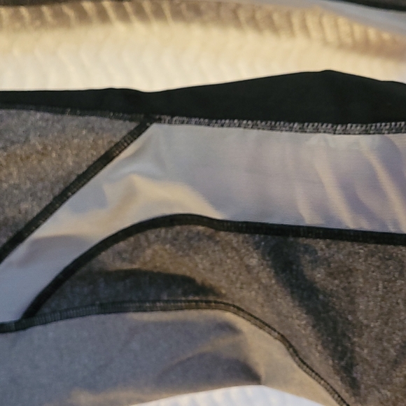 Avia Athletic Ladies Capris Black & Grey Size Large - Picture 3 of 4